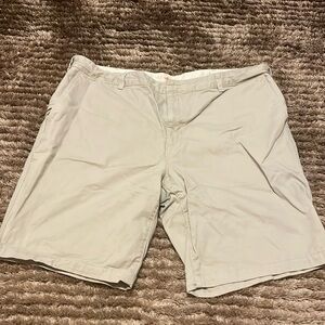 men’s tan shorts
